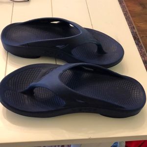 Ladies blue Oofos. Very nice condition.
